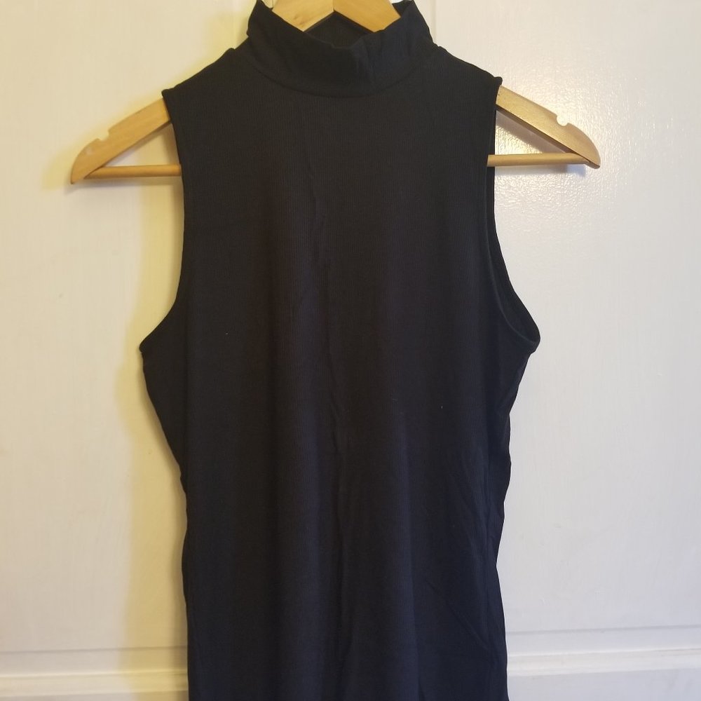 Lightweight black sleeveless turtle neck